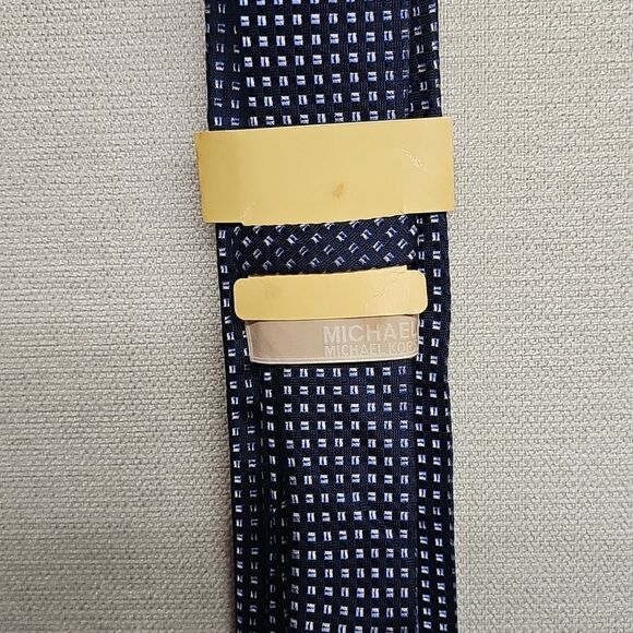 MICHAEL KORS NAVY GEOMETRIC SILK TIE BFPM-07-056 - Picture 4 of 5